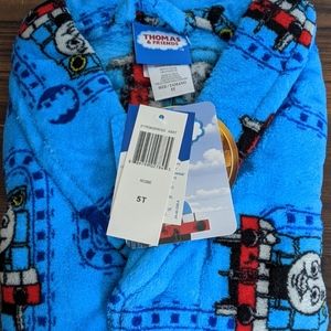 NWT 5T Thomas Robe